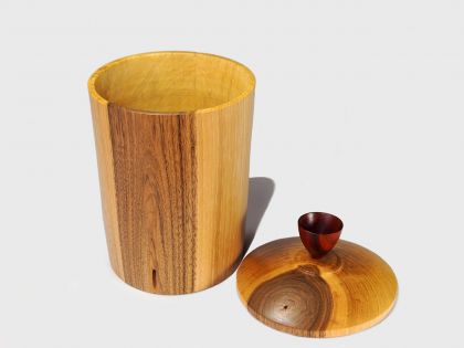 Walnut vase with cover N2