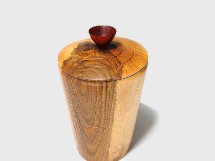 Walnut vase with cover N3