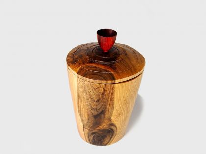 Walnut vase with cover N4